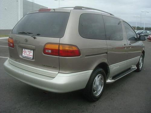 Photo of a 1998-1999 Toyota Sienna in Sable Pearl (paint color code 4N7)