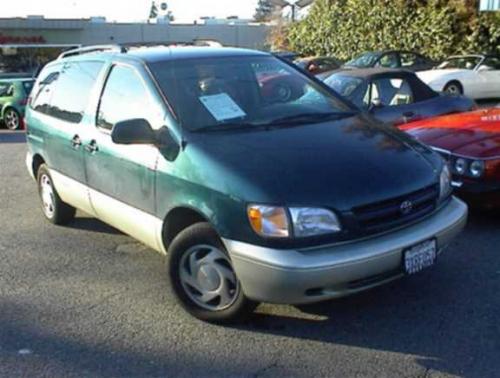 Photo of a 1998 Toyota Sienna in Classic Green Pearl (paint color code 6P2)