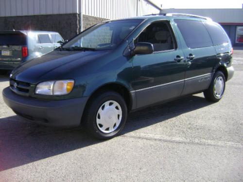 Photo of a 1998 Toyota Sienna in Classic Green Pearl (paint color code 6P2)