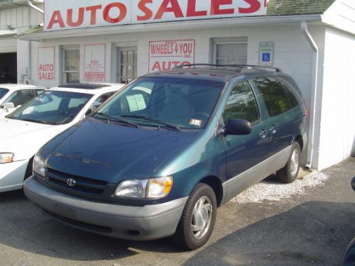 Photo of a 1998 Toyota Sienna in Classic Green Pearl (paint color code 6P2)