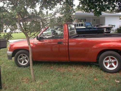 Photo of a 1993-1995 Toyota T100 in Garnet Pearl (paint color code 3K3)