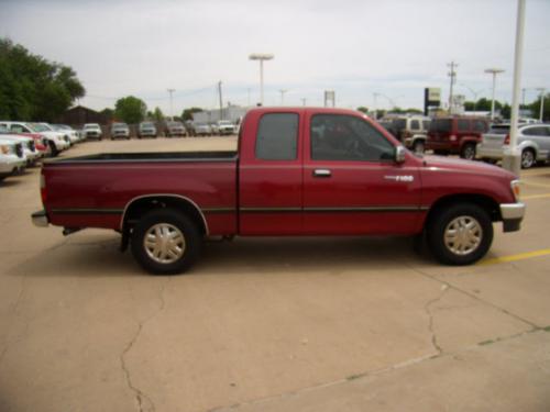 Photo of a 1993-1995 Toyota T100 in Garnet Pearl (paint color code 3K3)