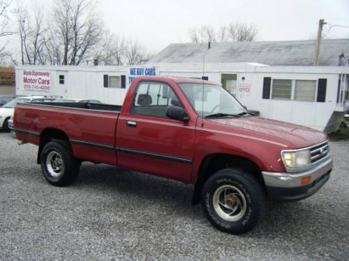 Photo of a 1993-1995 Toyota T100 in Garnet Pearl (paint color code 3K3)