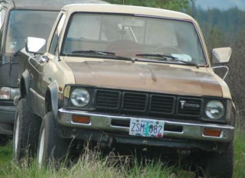 Photo of a 1982 Toyota Truck in Beige on Gloss Black (paint color code 2C6)