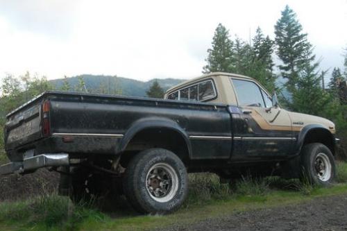 Photo of a 1982 Toyota Truck in Beige on Gloss Black (paint color code 2C6)