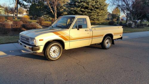 Photo of a 1983 Toyota Truck in Creme (paint color code 2H6)