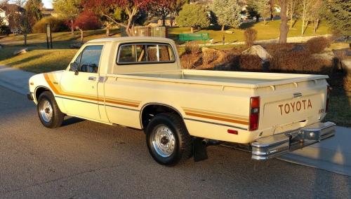 Photo of a 1983 Toyota Truck in Creme (paint color code 2H6)