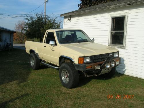 Photo of a 1984-1988 Toyota Truck in Creme (paint color code 557)