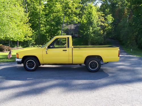 Photo of a 1984 Toyota Truck in Yellow (paint color code 558)