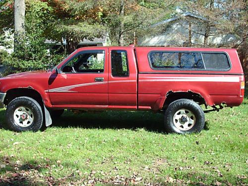 Photo of a 1992-1995 Toyota Truck in Garnet Pearl (paint color code 3K3)