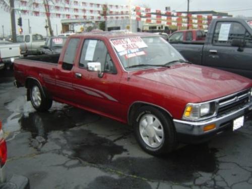 Photo of a 1992-1995 Toyota Truck in Garnet Pearl (paint color code 3K3)