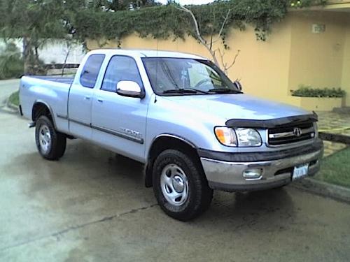 Photo of a 2000 Toyota Tundra in Platinum Metallic (paint color code 1A0)