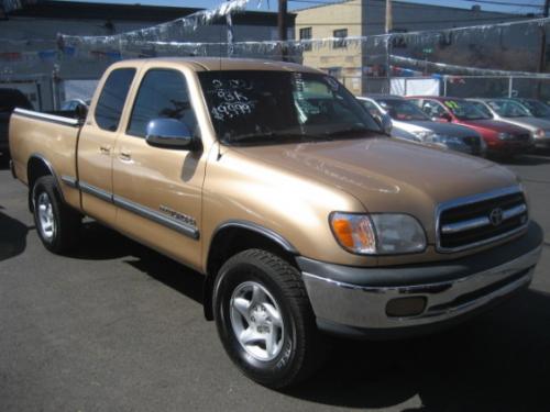 Photo of a 2000 Toyota Tundra in Golden Sand Metallic (paint color code 578)