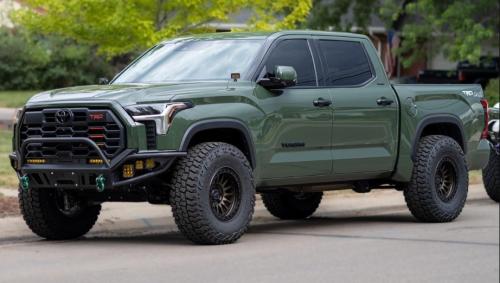 Photo of a 2022-2023 Toyota Tundra in Army Green (paint color code 6V7)