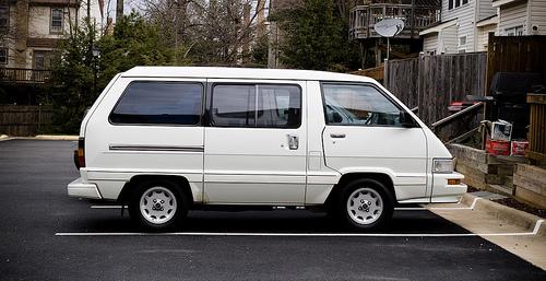 Photo of a 1988-1989 Toyota Van in White (paint color code 045)