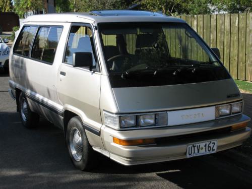 Photo of a 1986-1988 Toyota Van in Light Beige Metallic (paint color code 4D2)