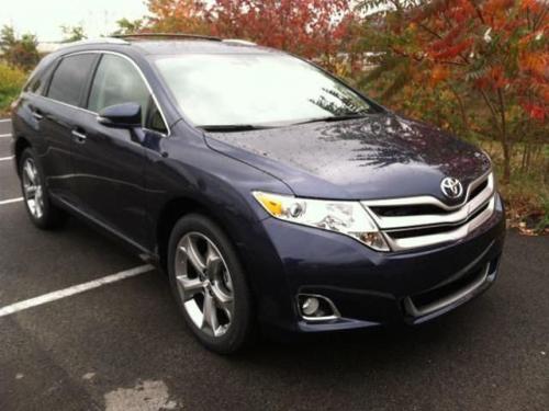 Photo of a 2015 Toyota Venza in Parisian Night Pearl (paint color code 8W6)